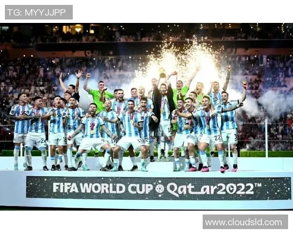 黑底足球球星壁纸，展现运动激情与球场魅力，打造专属足球英雄视觉盛宴