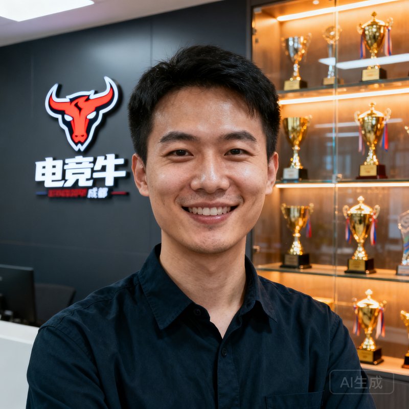 电竞牛创始人张锐的商务半身照，面带微笑，穿着深色衬衫，背景是电竞牛成都办公室的品牌墙和赛事奖杯展示柜
